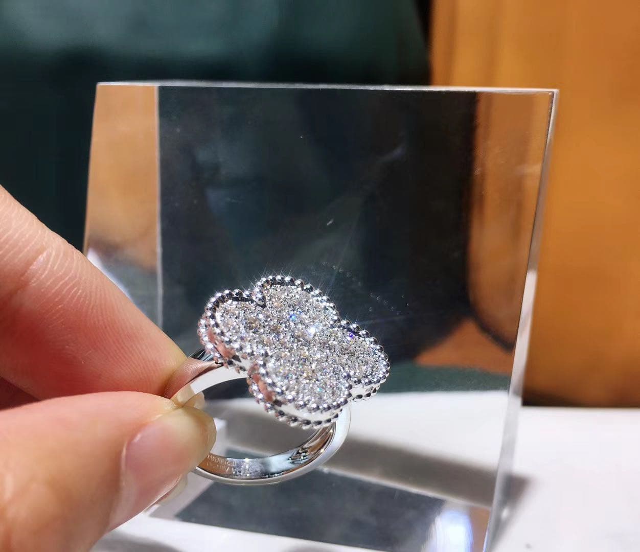 Кольцо Van Cleef Arpels Magic Alhambra белое золото, бриллианты