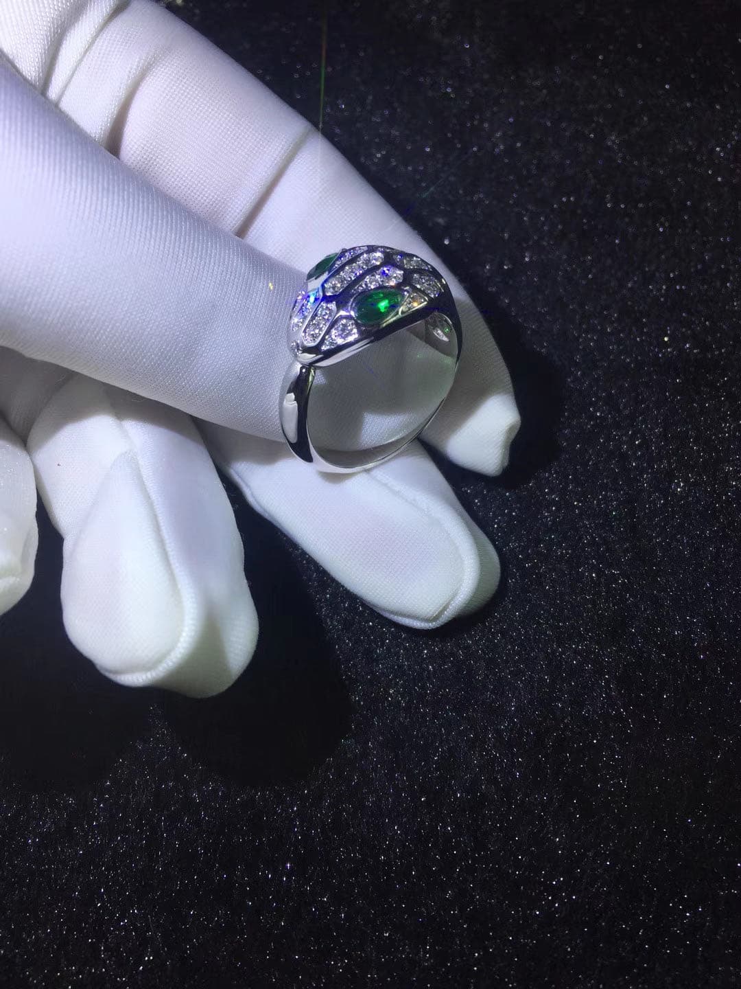 Кольцо Bulgari Serpenti белое золото, бриллианты, изумруды 7