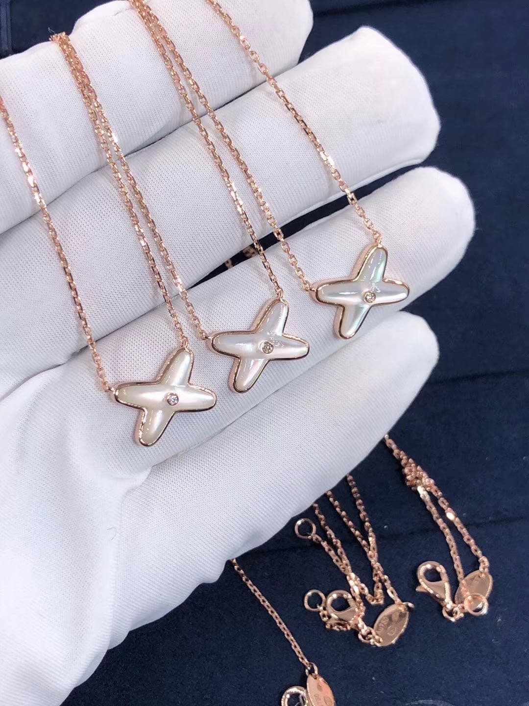 Подвеска Chaumet Jeux De Liens розовое золото, белый перламутр, бриллианты 8