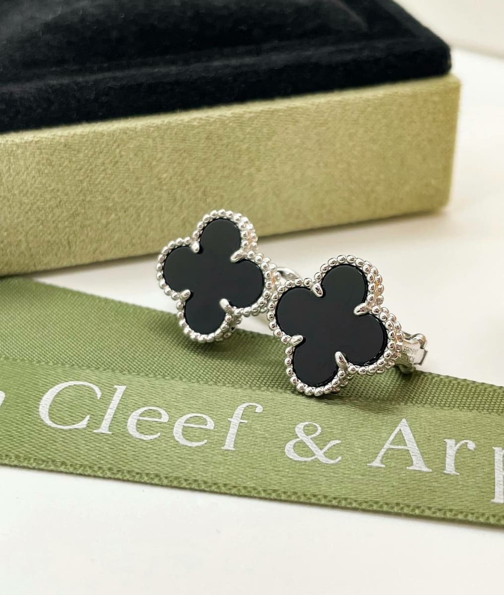 Золотые серьги Van Cleef & Arpels, оникс