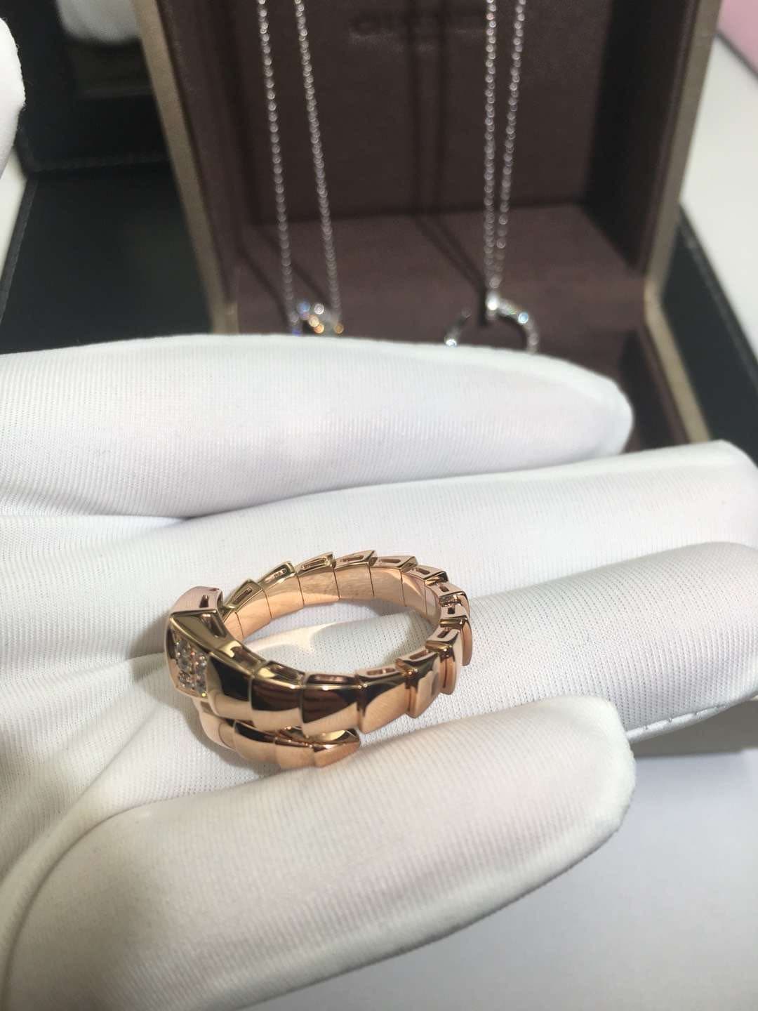 Кольцо Bulgari Serpenti с бриллиантовым паве розовое золото 7