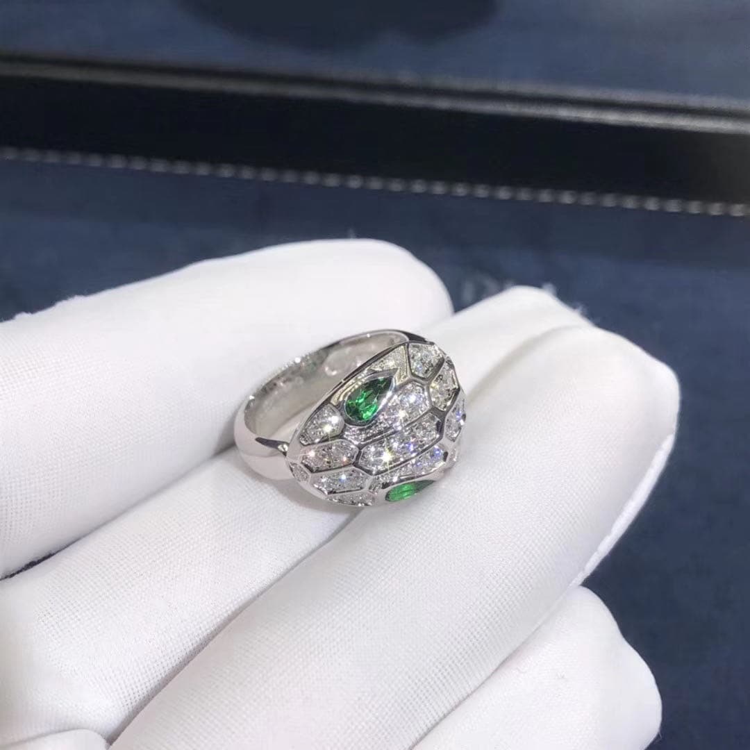 Кольцо Bulgari Serpenti белое золото, бриллианты, изумруды 1