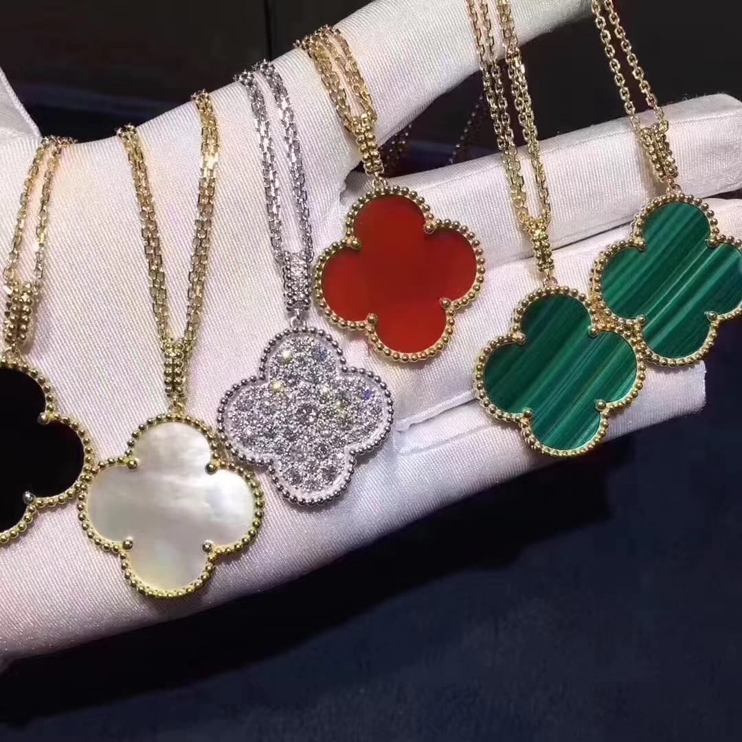 Подвеска Van Cleef & Arpels Magic Alhambra желтое золото, перламутр 4