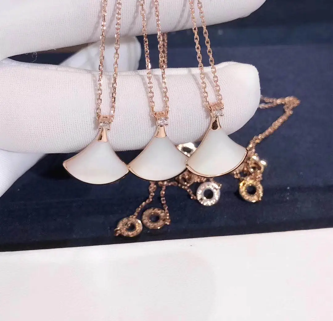 Колье Bulgari Divas’ Dream /бриллианты, перламутр, розовое золото/