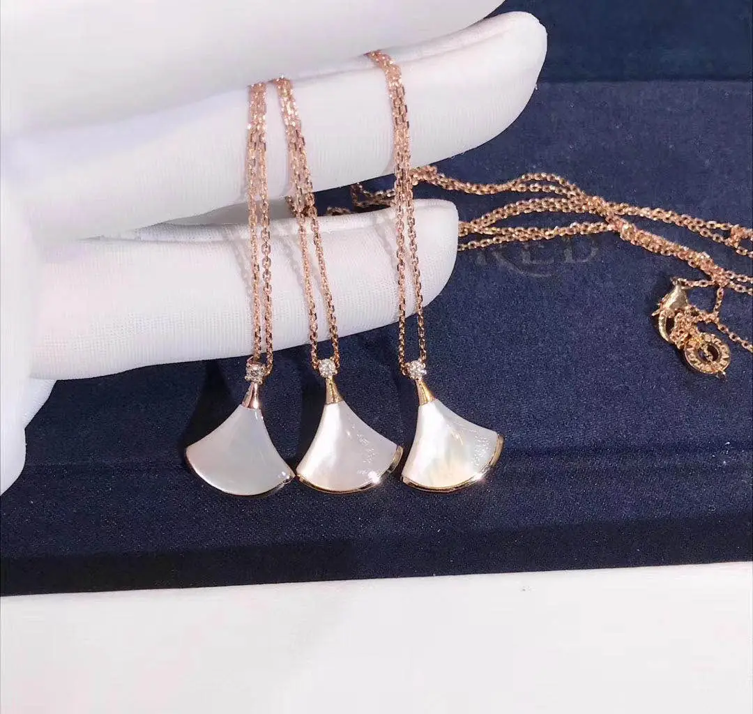 Колье Bulgari Divas’ Dream /бриллианты, перламутр, розовое золото/
