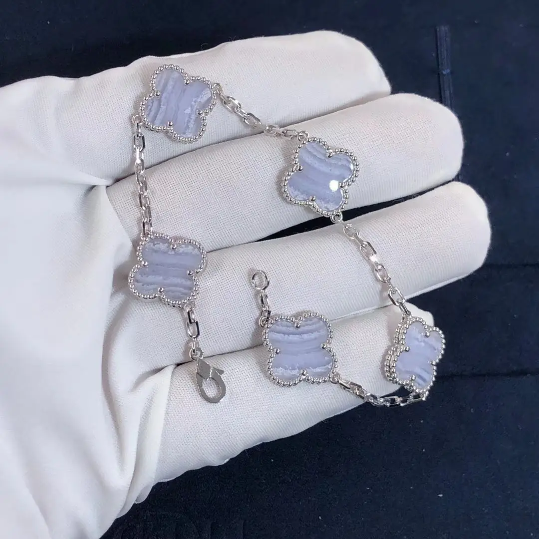 Браслет Van Cleef &amp; Arpels Alhambra с 5 мотивами /халцедон, белое золото/