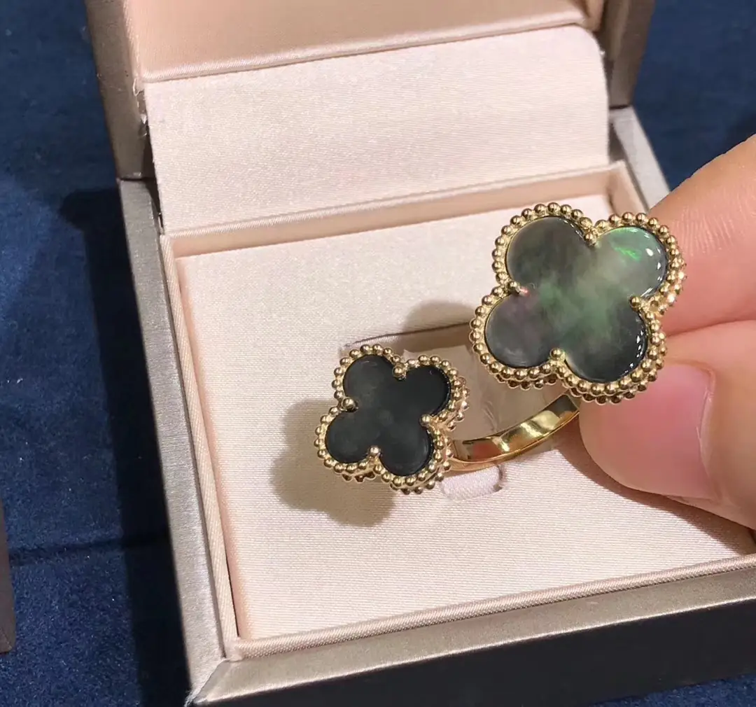 Кольцо Van Cleef и Arpels Alhambra /желтое золото, черный оникс, перламутр/