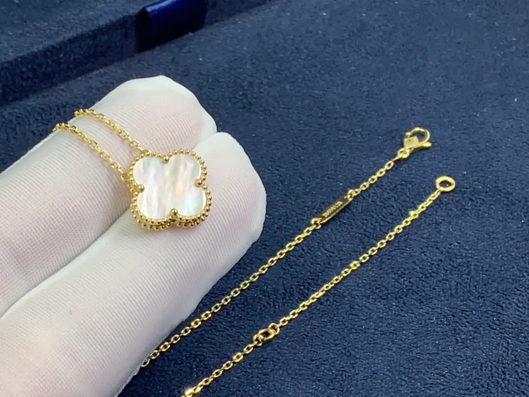 Подвеска Van Cleef & Arpels Alhambra /перламутр, желтое золото/
