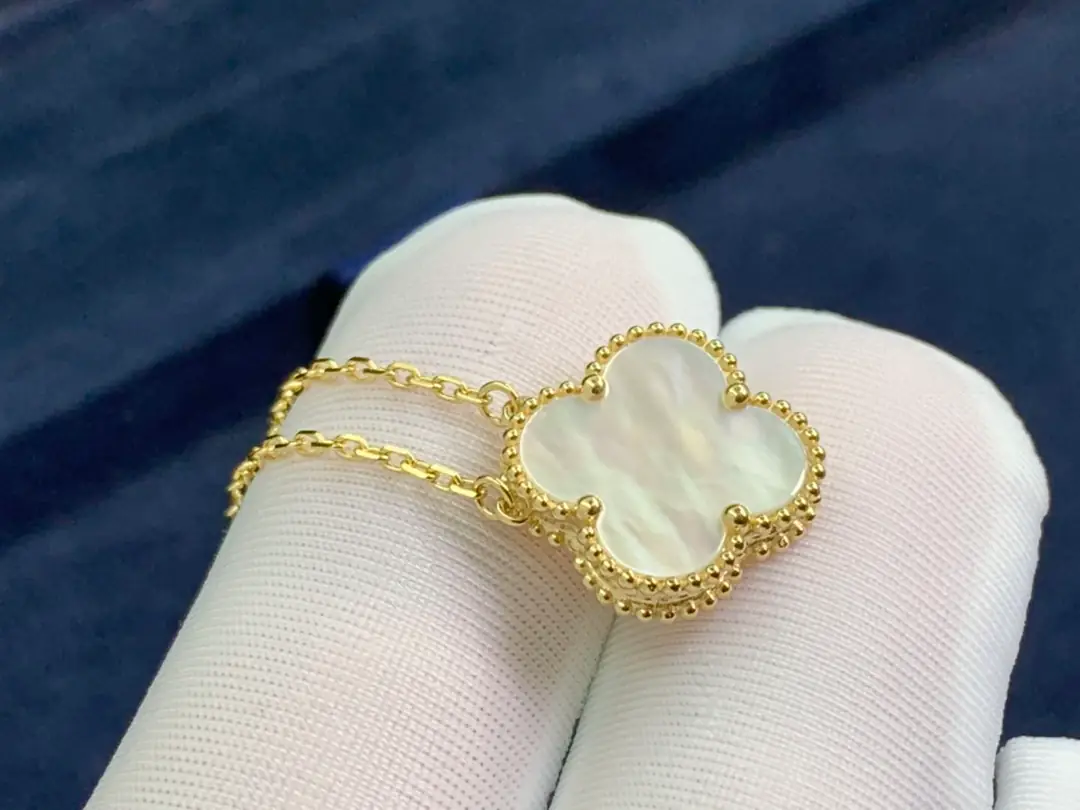 Подвеска Van Cleef & Arpels Alhambra /перламутр, желтое золото/