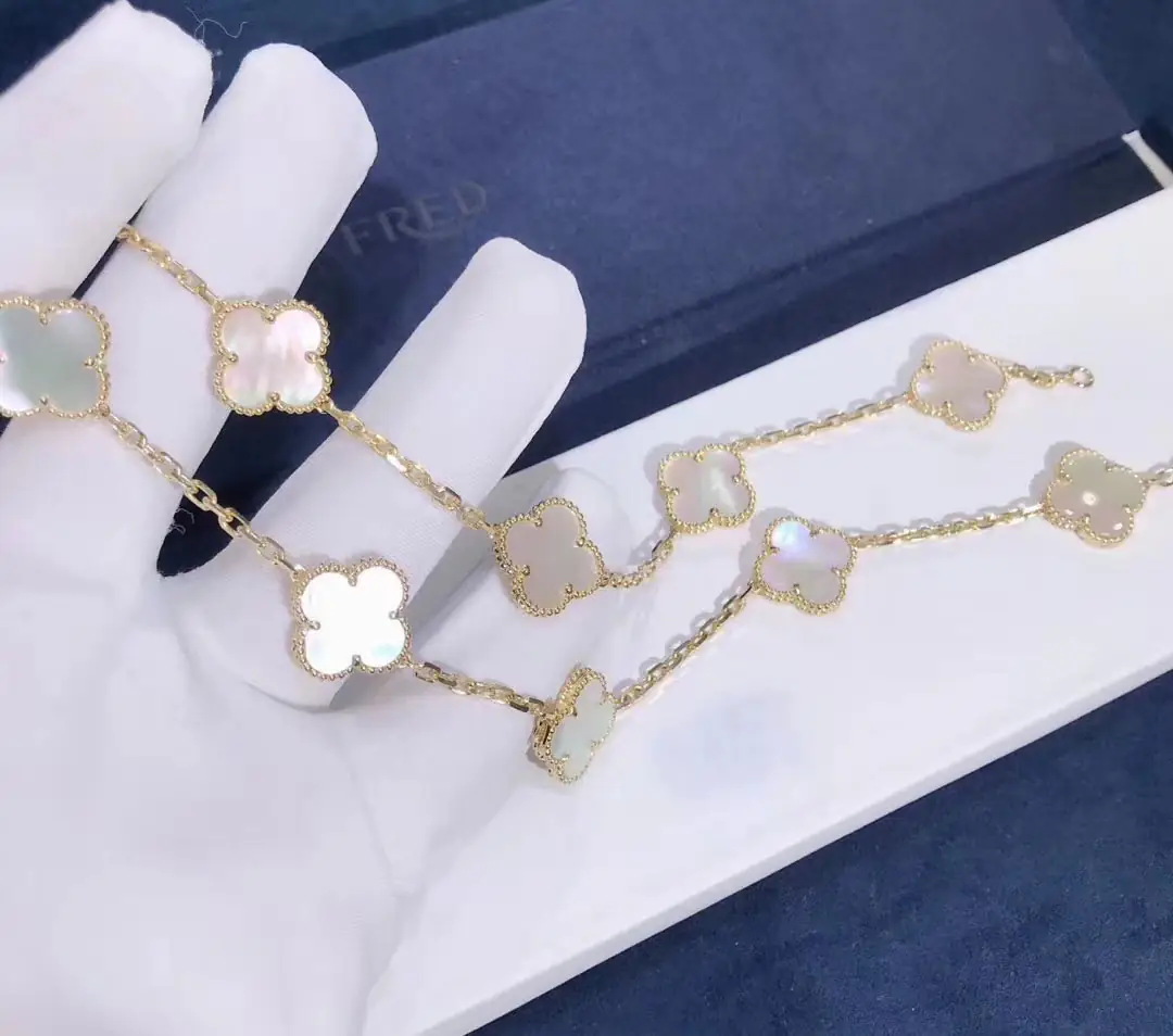 Колье Van Cleef & Arpels Alhambra с 10 мотивами /белый перламутр, желтое золото/