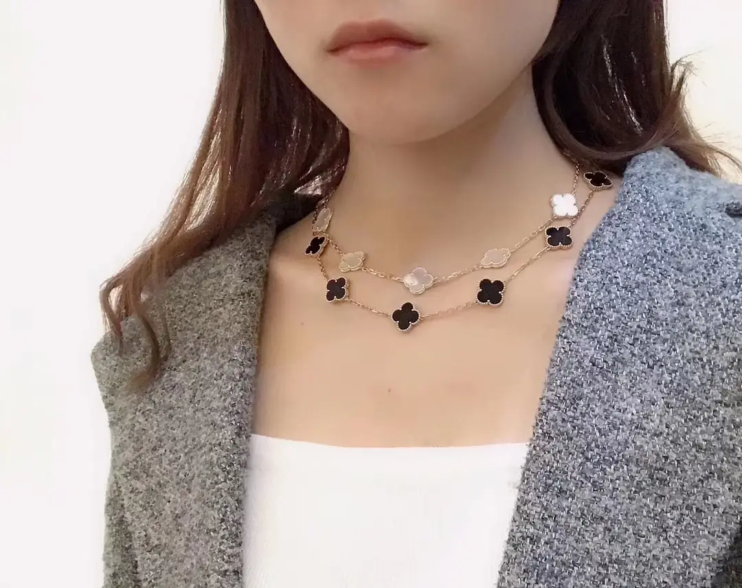 Колье Van Cleef & Arpels Alhambra с 10 мотивами /белый перламутр, желтое золото/ 8