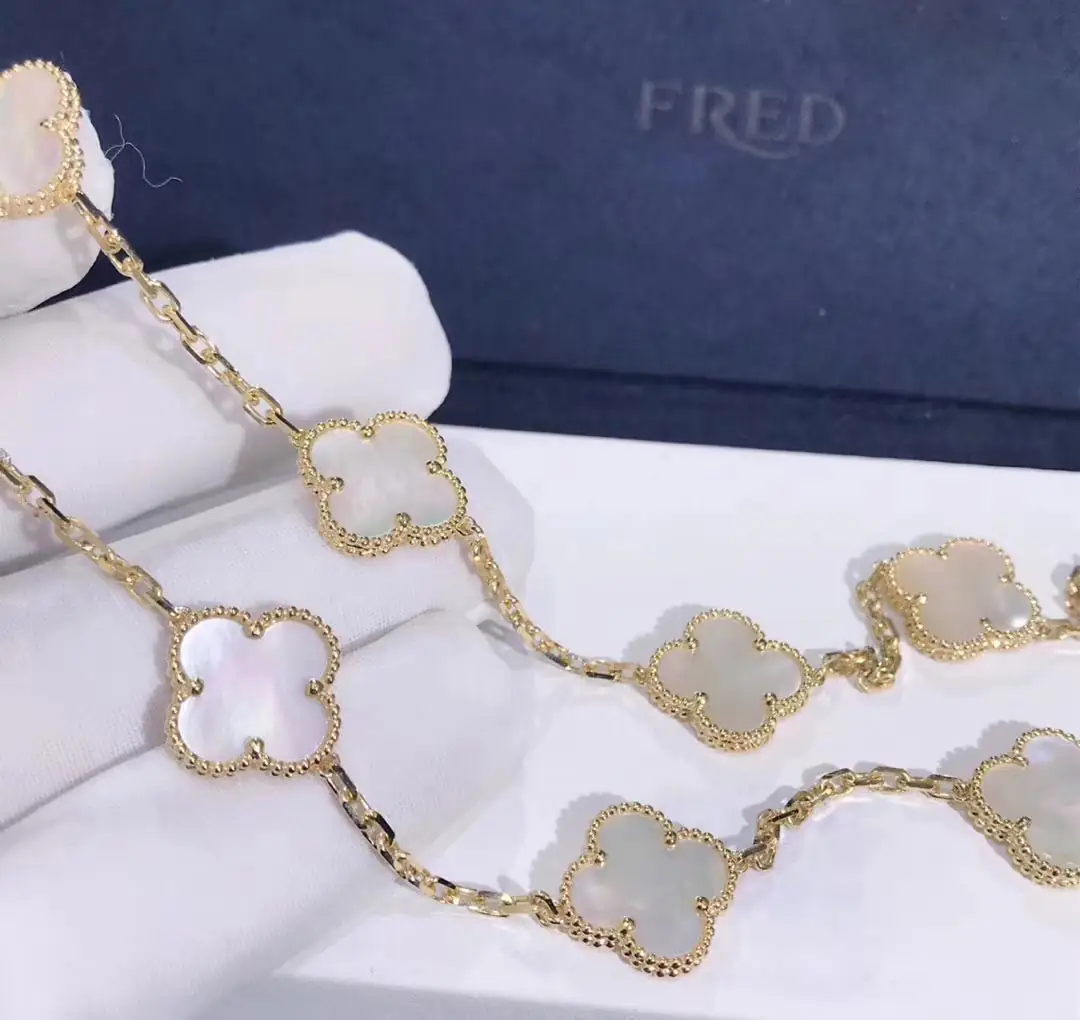 Колье Van Cleef & Arpels Alhambra с 10 мотивами /белый перламутр, желтое золото/