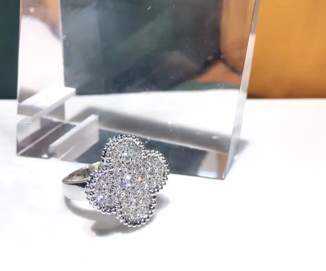 Кольцо Van Cleef Arpels Magic Alhambra /белое золото, бриллианты/ 2