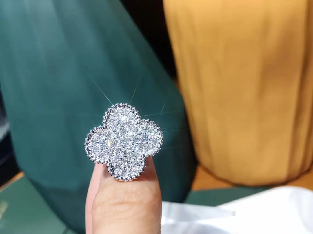 Кольцо Van Cleef Arpels Magic Alhambra /белое золото, бриллианты/ 4