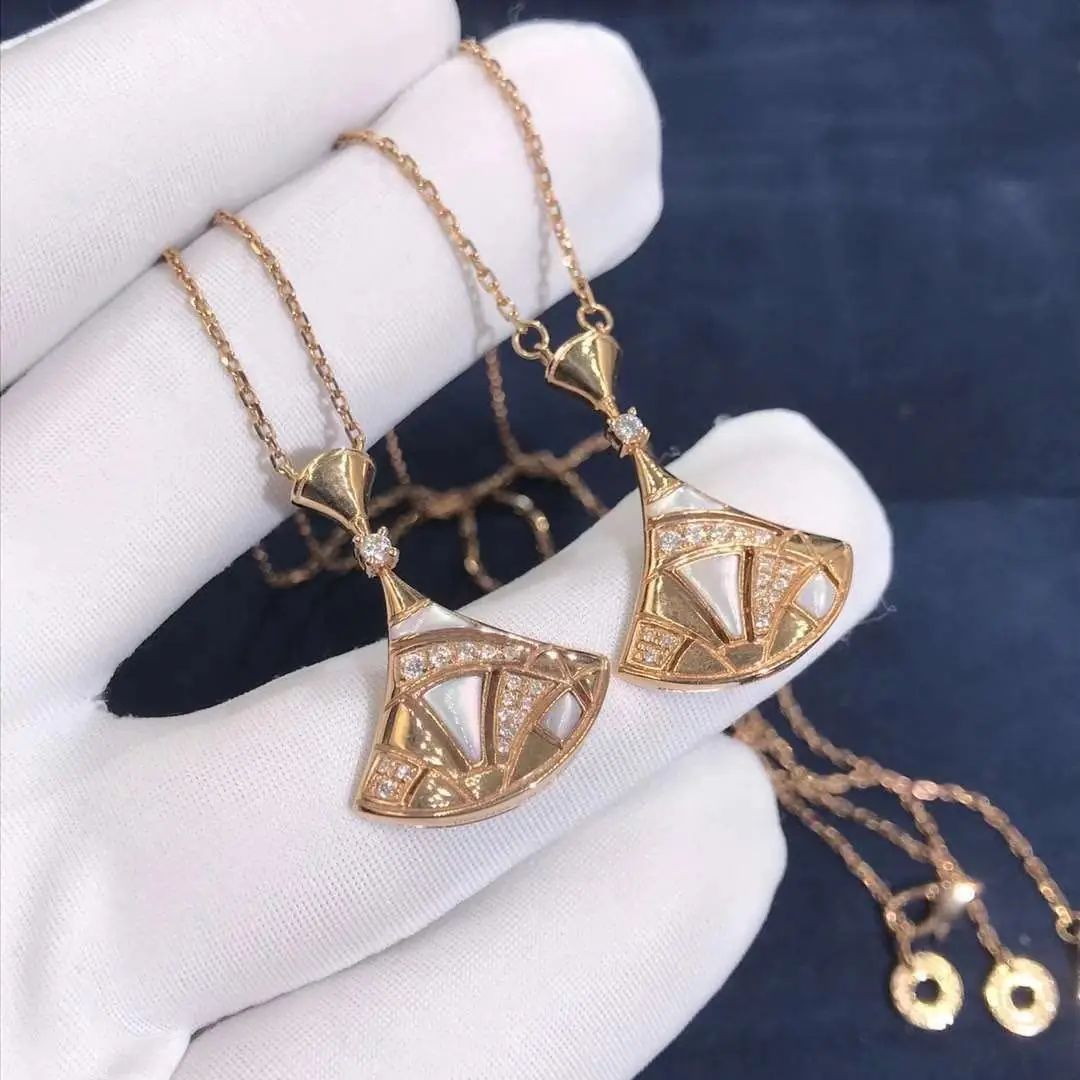 Подвеска Bulgari Divas Dream /бриллианты, розовое золото, перламутр/