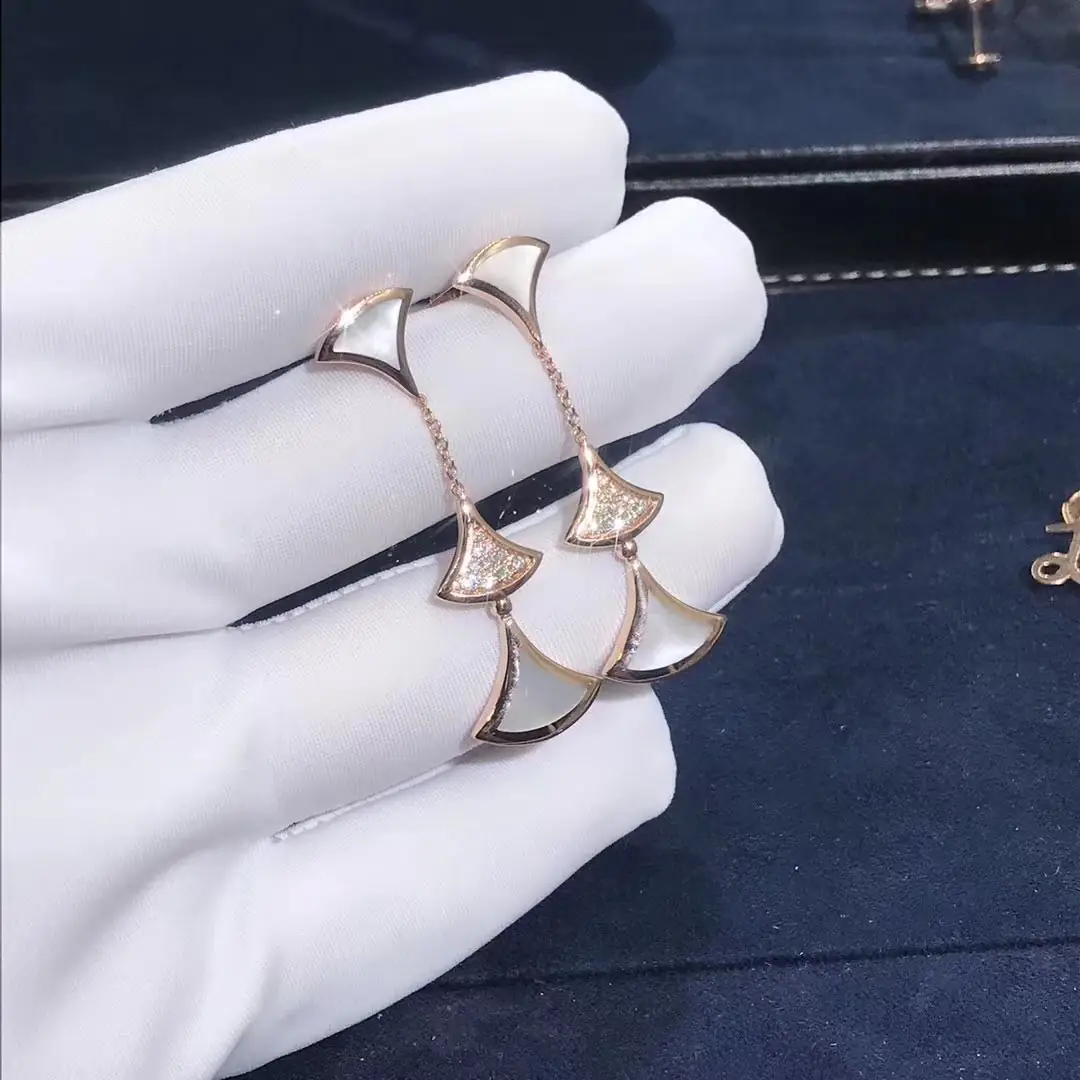 Серьги Bulgari Diva’s Dream /бриллианты, перламутр, розовое золото/