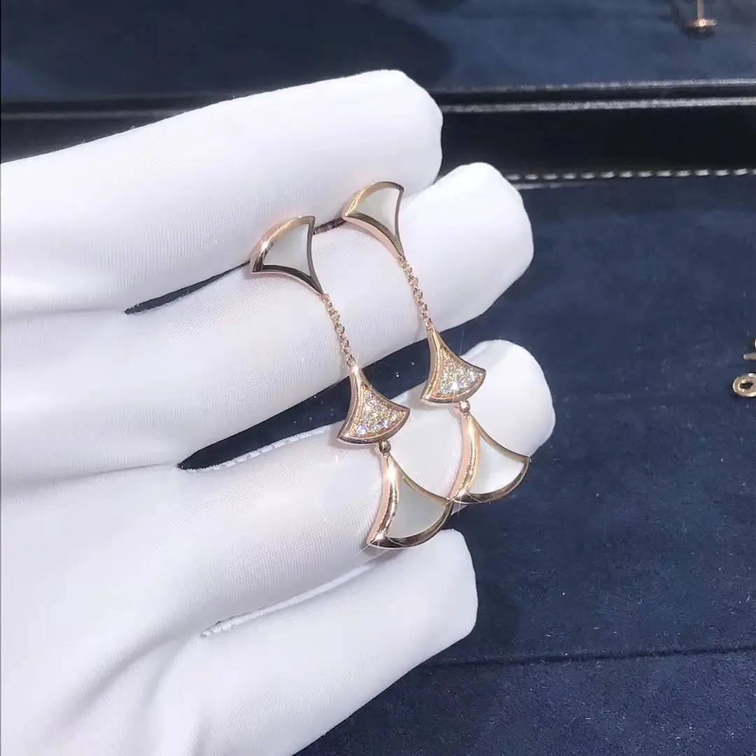 Серьги Bulgari Diva’s Dream /бриллианты, перламутр, розовое золото/