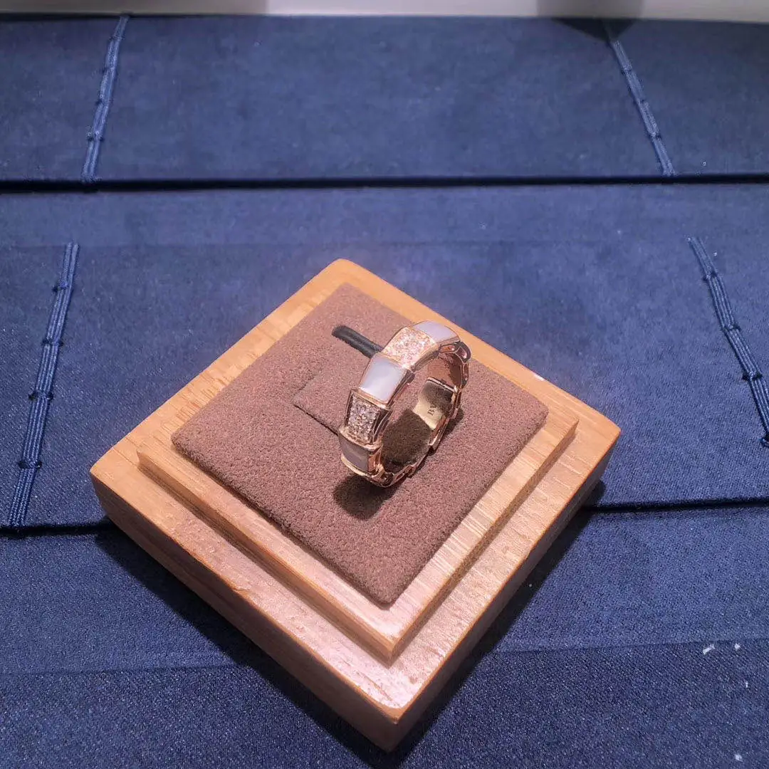 Кольцо Bulgari Serpenti Viper /розовое золото, перламутр, бриллианты/