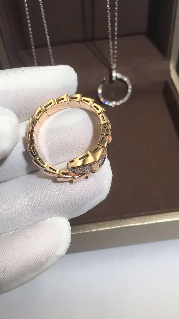 Кольцо Bulgari Serpenti с бриллиантовым паве /розовое золото/