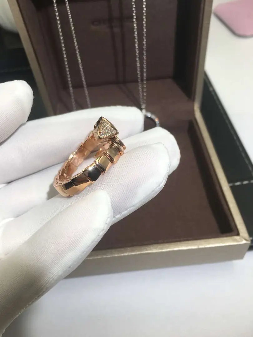 Кольцо Bulgari Serpenti с бриллиантовым паве /розовое золото/ 8