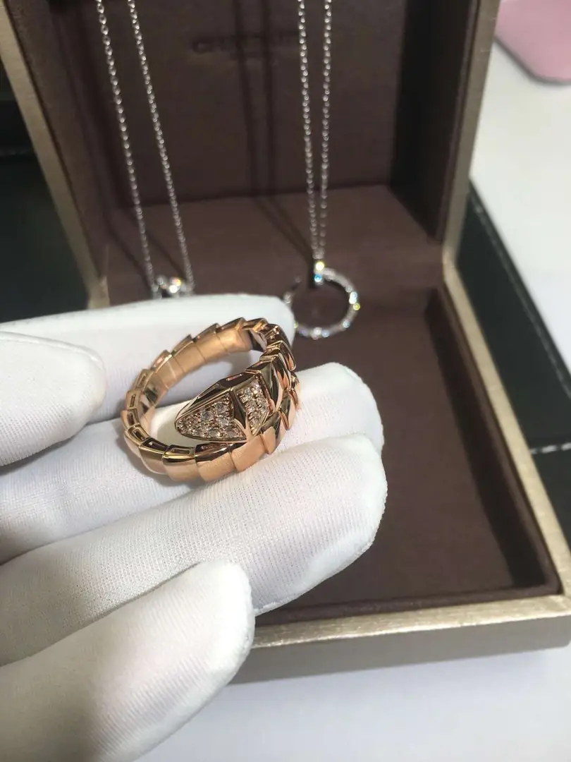 Кольцо Bulgari Serpenti с бриллиантовым паве /розовое золото/