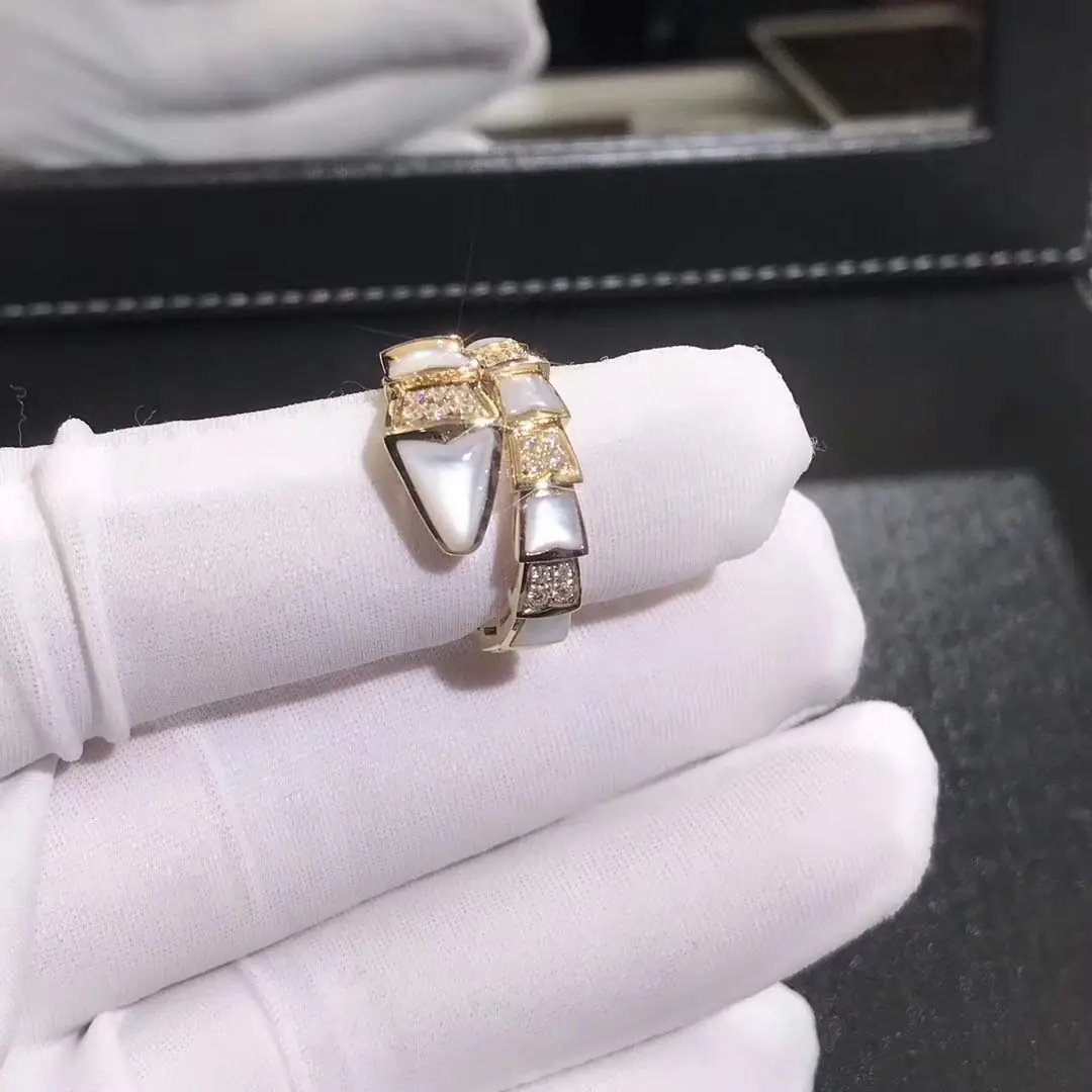 Кольцо Bulgari Serpenti с бриллиантовым паве /желтое золото, перламутр/