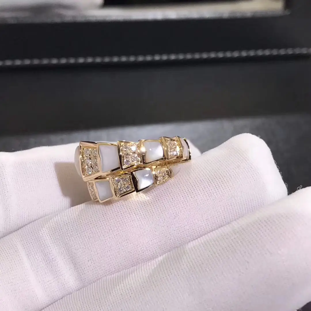 Кольцо Bulgari Serpenti с бриллиантовым паве /желтое золото, перламутр/ 3