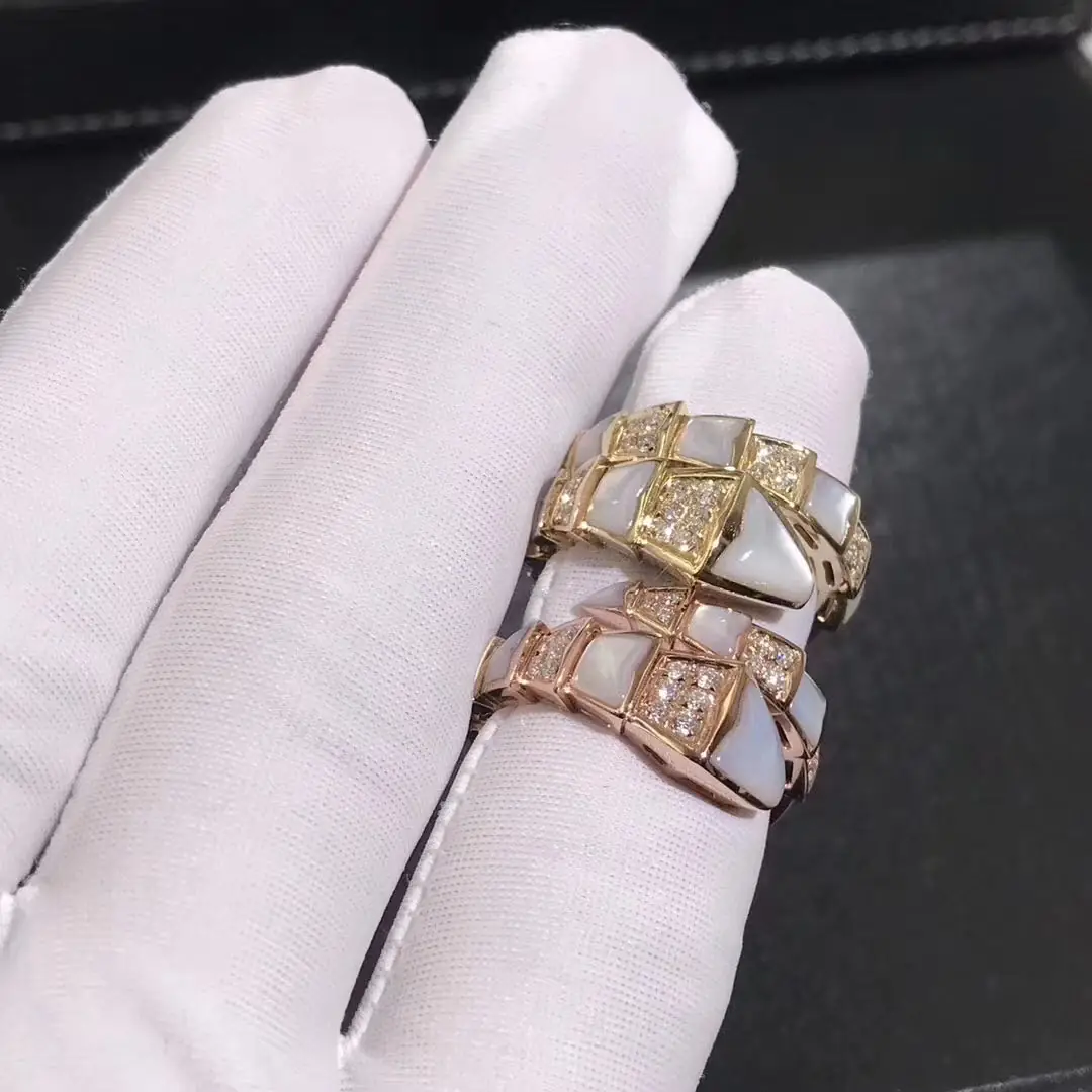 Кольцо Bulgari Serpenti с бриллиантовым паве /желтое золото, перламутр/ 4