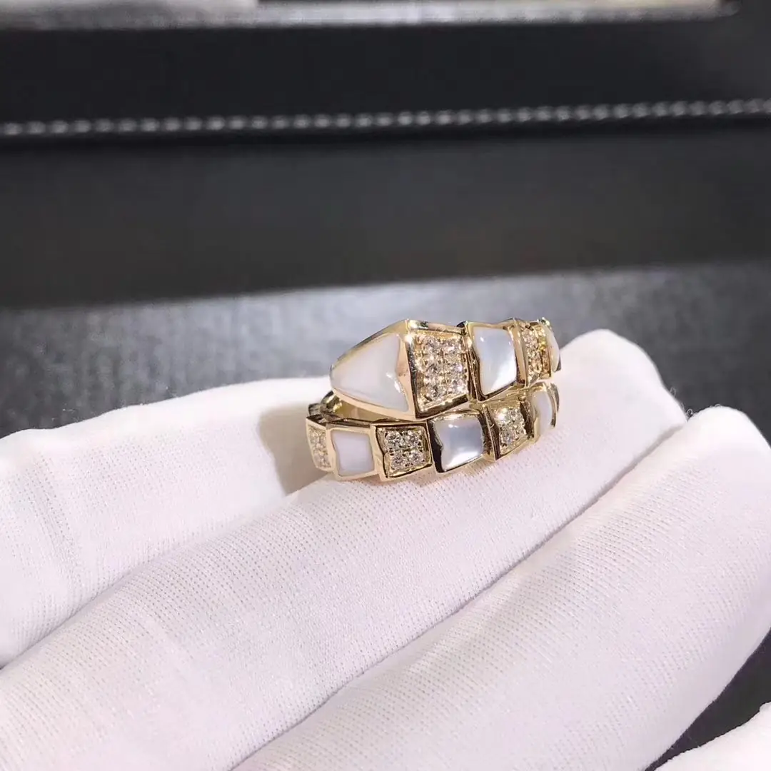 Кольцо Bulgari Serpenti с бриллиантовым паве /желтое золото, перламутр/
