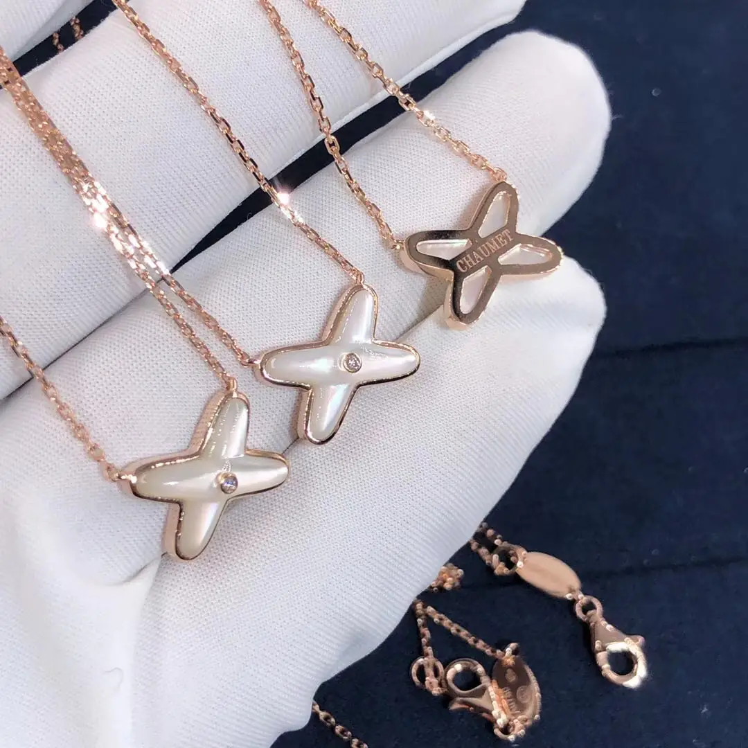 Подвеска Chaumet Jeux De Liens /розовое золото, белый перламутр, бриллианты/