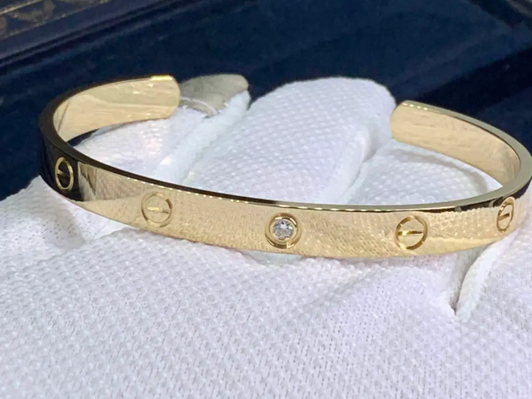 Браслет Cartier Love с открытой манжетой /1 бриллиант, желтое золото/ 3