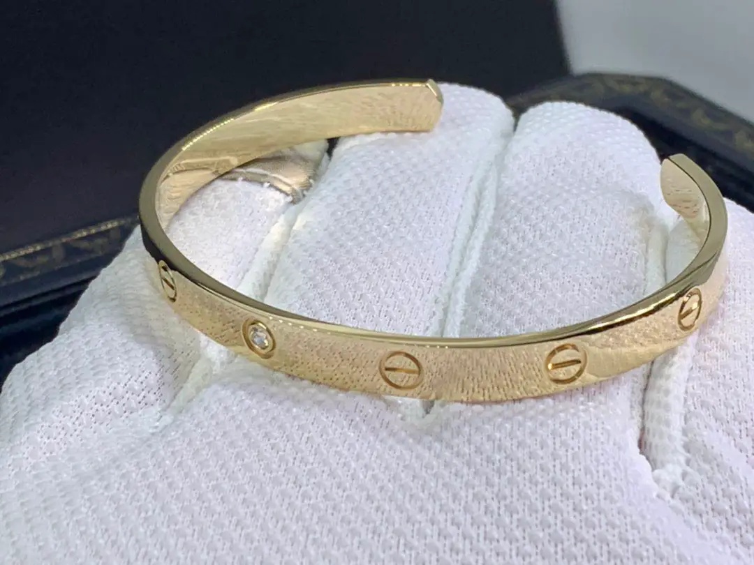 Браслет Cartier Love с открытой манжетой /1 бриллиант, желтое золото/
