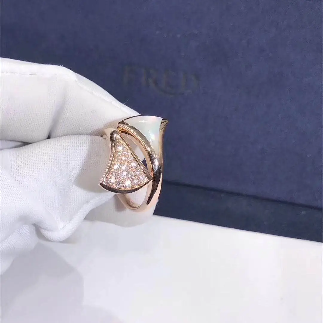 Кольцо Bulgari Divas Dream /бриллианты, перламутр, розовое золото/
