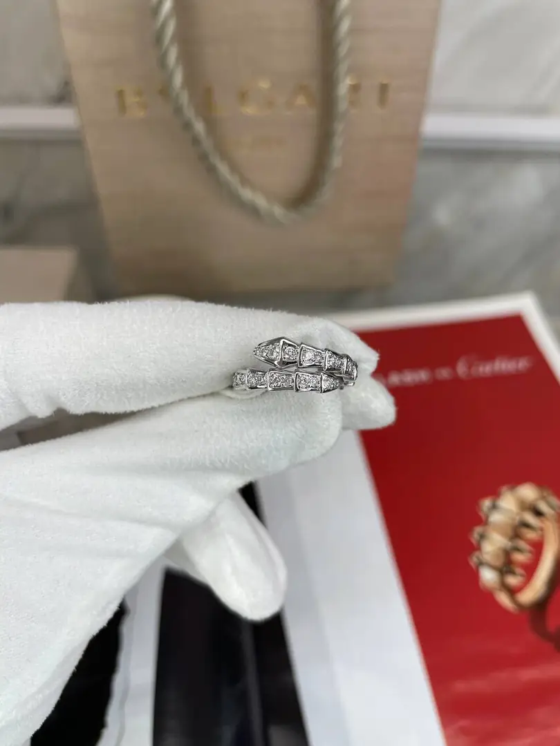 Кольцо Bulgari Serpenti белое золото, бриллианты