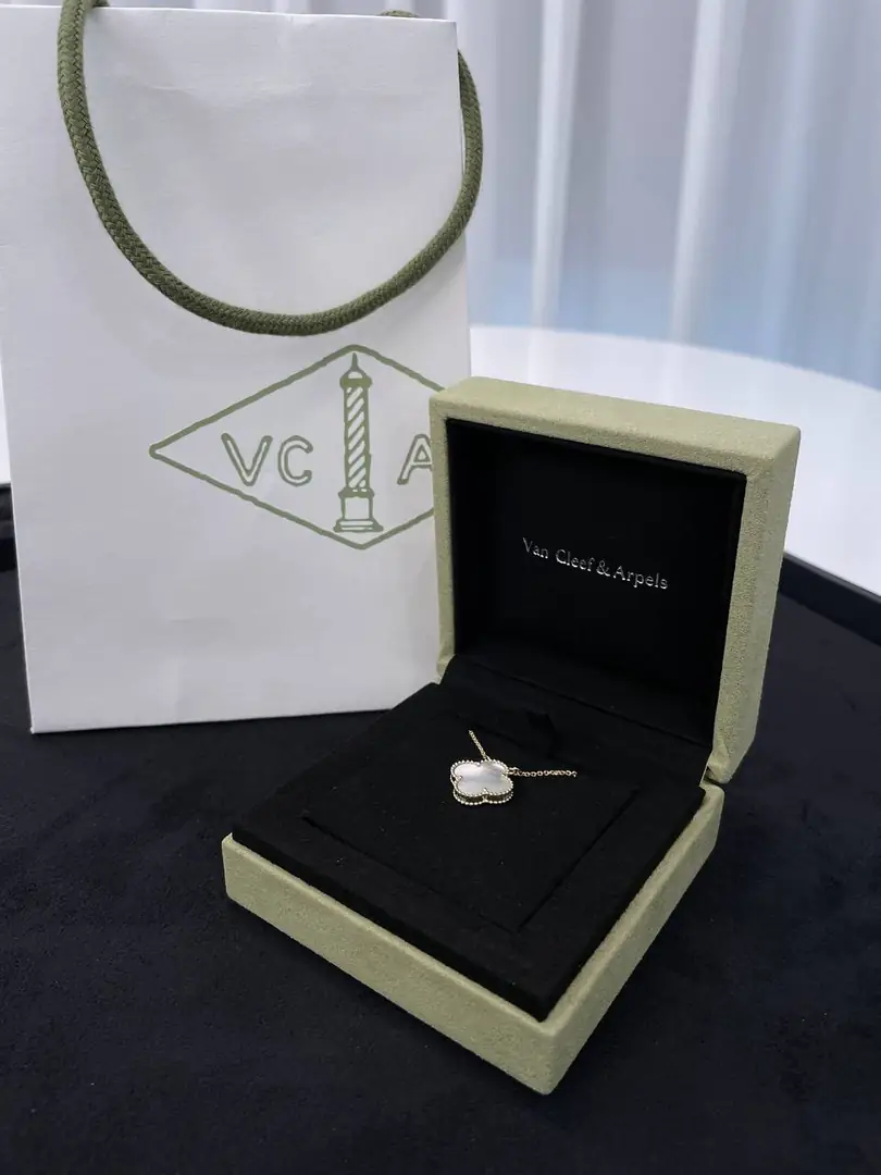 Подвеска Van Cleef с белым перламутром
