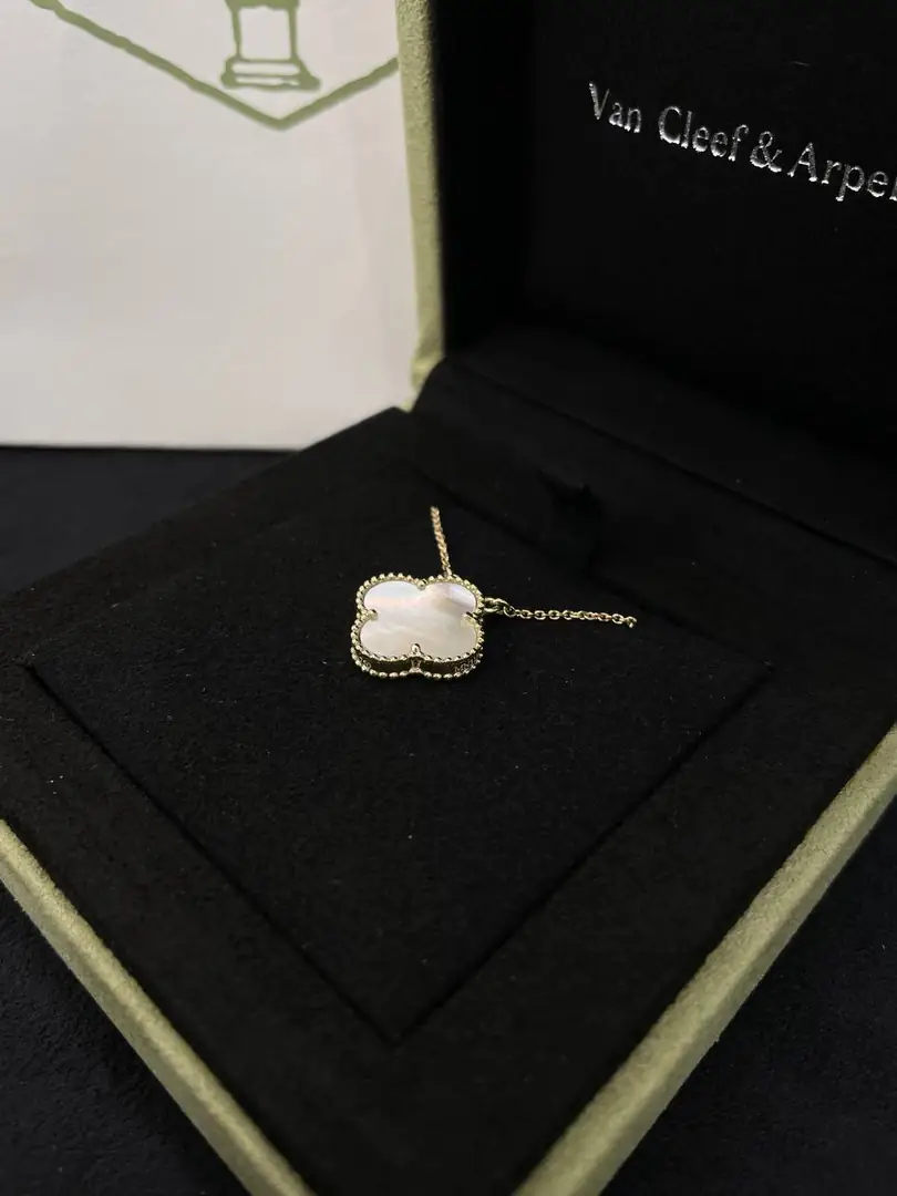 Подвеска Van Cleef с белым перламутром