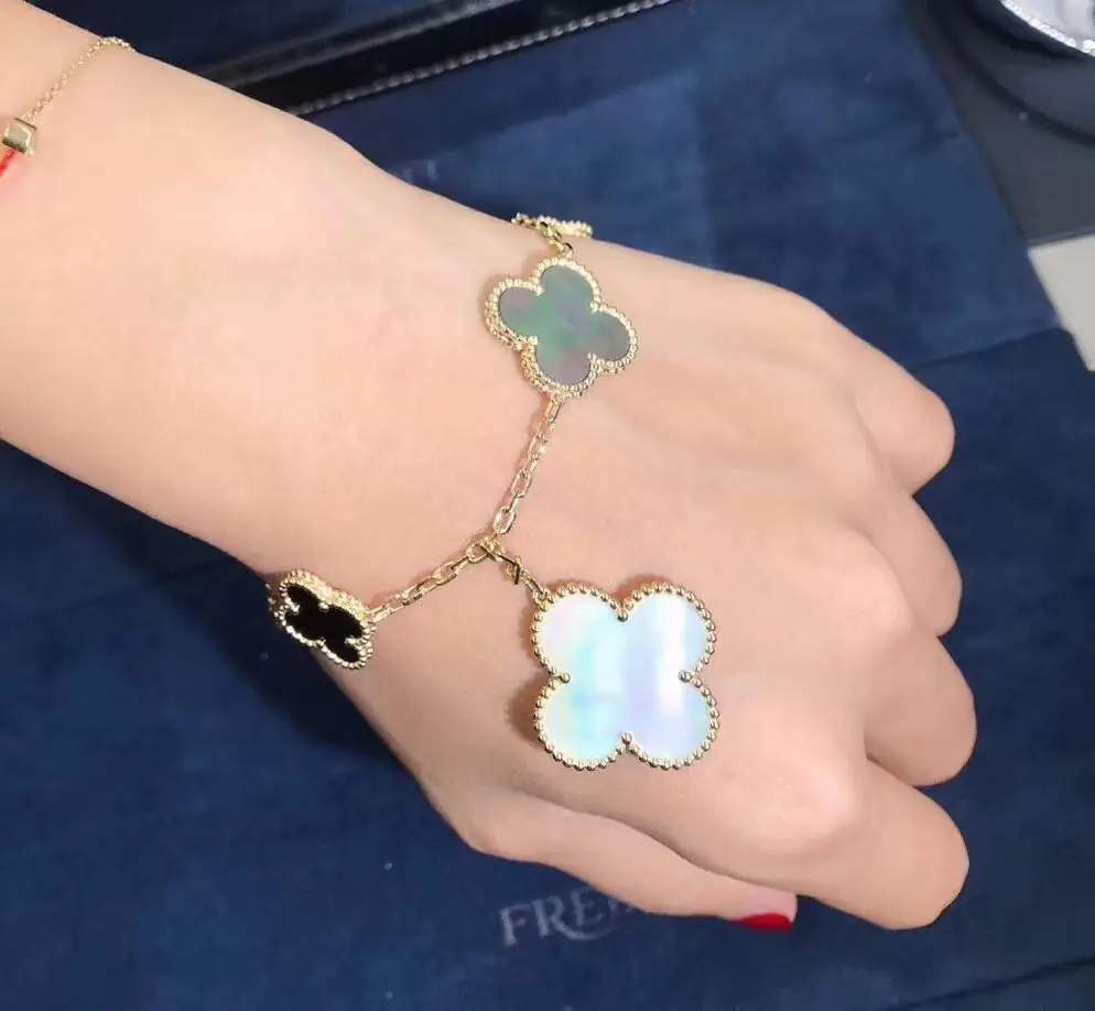 Браслет Van Cleef & Arpels Magic Alhambra 5 мотивов /желтое золото, перламутр, оникс/ 8