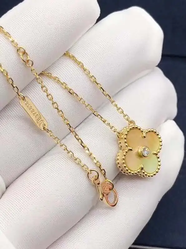 Подвеска Van Cleef & Arpels Alhambra /желтое золото, перламутр, бриллианты/ 4