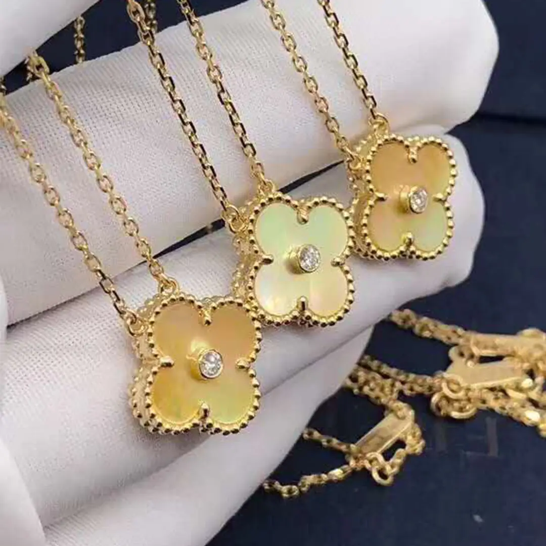 Подвеска Van Cleef &amp; Arpels Alhambra /желтое золото, перламутр, бриллианты/