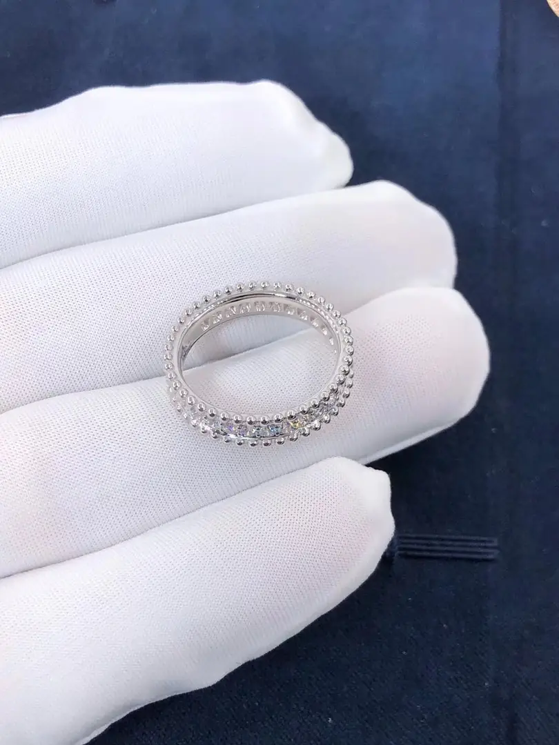 Кольцо Van Cleef & Arpels Perlée с бриллиантами в 1 ряд /белое золото/ 4