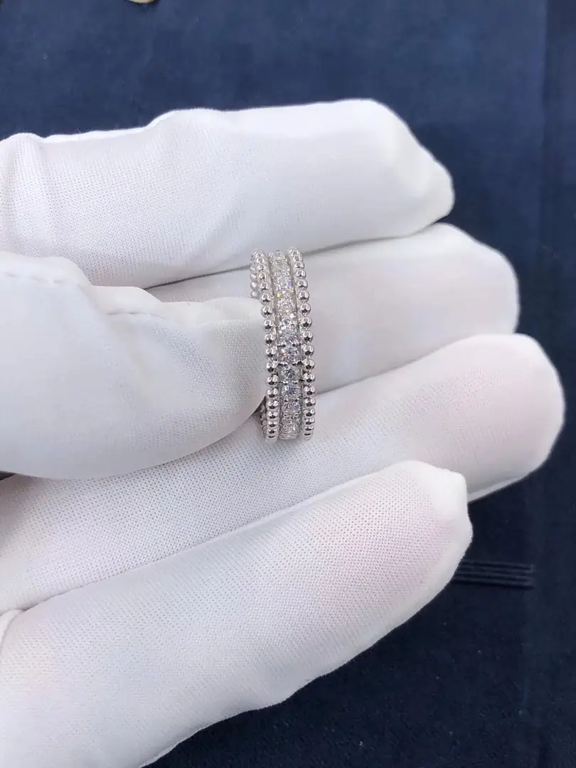 Кольцо Van Cleef & Arpels Perlée с бриллиантами в 1 ряд /белое золото/ 5