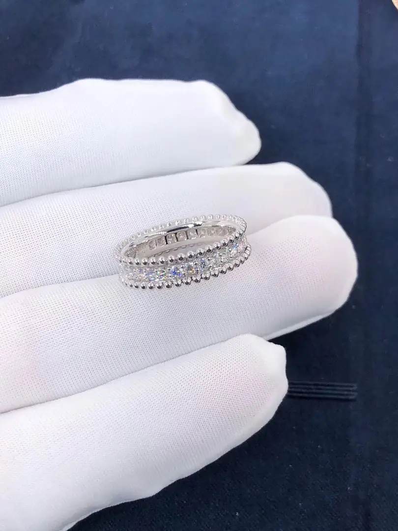 Кольцо Van Cleef & Arpels Perlée с бриллиантами в 1 ряд /белое золото/ 8
