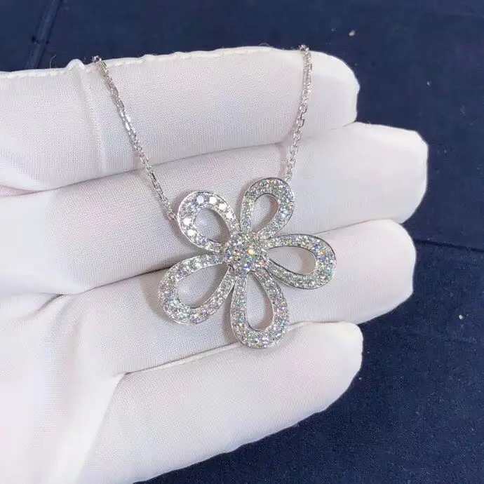 Подвеска Van Cleef & Arpels Flowerlace /белое золото, бриллианты/