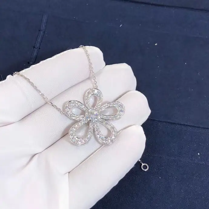 Подвеска Van Cleef & Arpels Flowerlace /белое золото, бриллианты/ 4