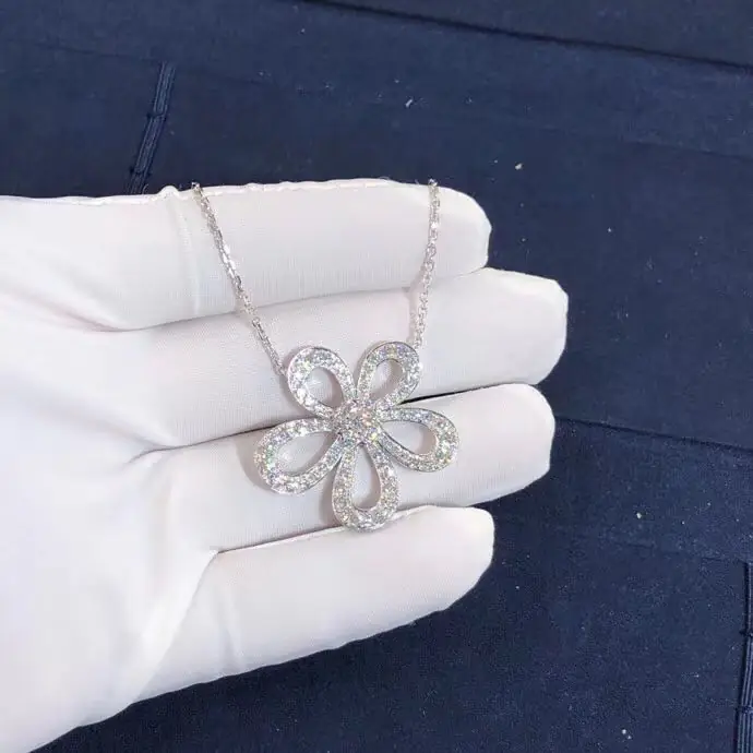 Подвеска Van Cleef & Arpels Flowerlace /белое золото, бриллианты/ 7