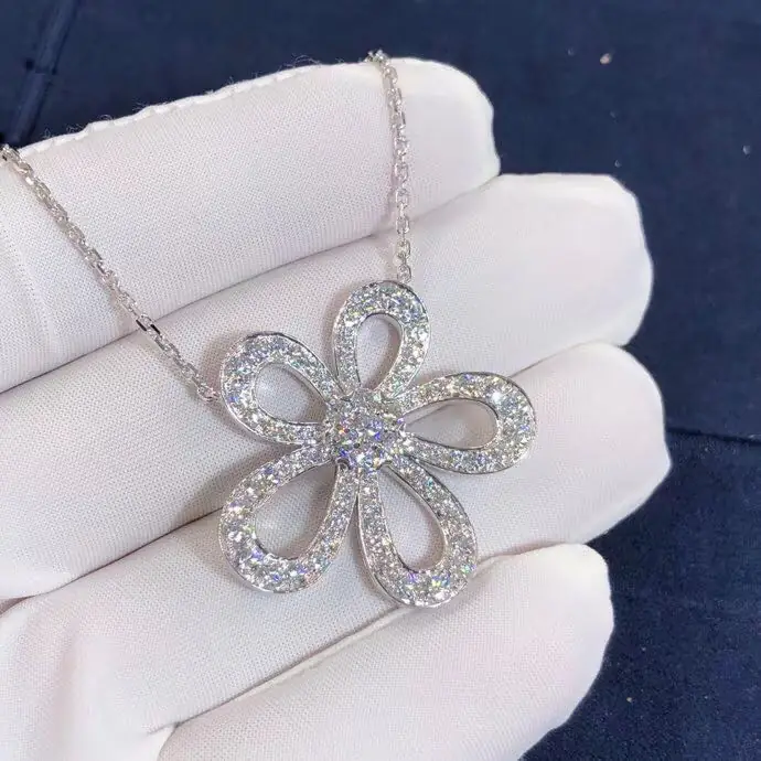Подвеска Van Cleef & Arpels Flowerlace /белое золото, бриллианты/