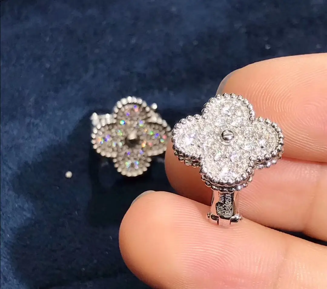 Серьги Van Cleef & Arpels Magic Alhambra /бриллианты, белое золото/