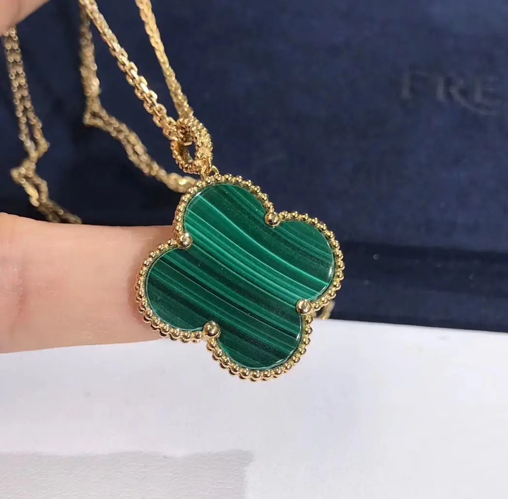 Подвеска Van Cleef & Arpels Magic Alhambra /малахит, желтое золото/ 3