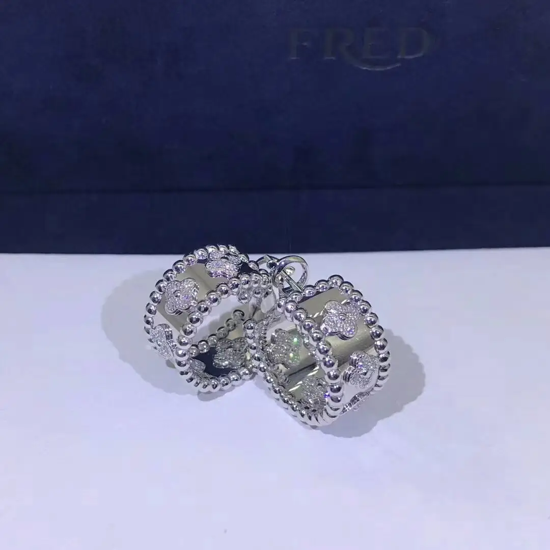 Серьги-кольца Van Cleef & Arpels Perlée Clover /бриллианты, белое золото/