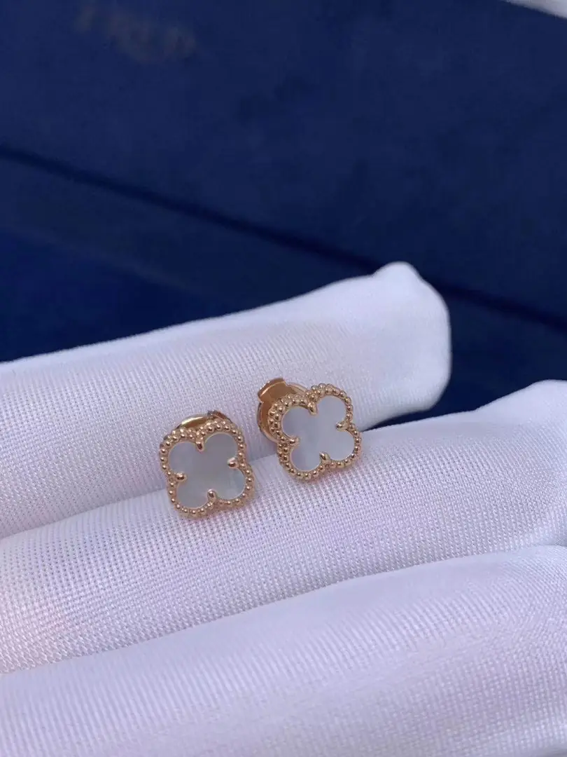 Серьги Van Cleef & Arpels Sweet Alhambra /перламутр, желтое золото/
